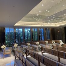 スイスホテル南海大阪の画像｜チャペル全体を後方より写した様子です。バージンロードは短めです。