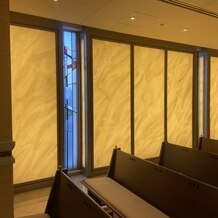 スイスホテル南海大阪の画像｜天候を気にしないでいいスタイルですが、細身のステンドグラスから自然光が入ります。