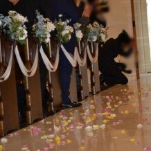 ル・シャン・ド・ククの画像｜フラワーシャワー演出ができるヴァージンロード