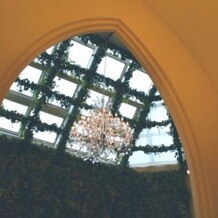 ル・シャン・ド・ククの画像｜自然光が入る窓にも緑があります