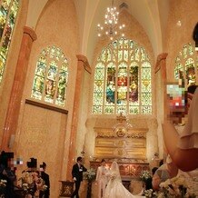 マリエカリヨン名古屋の画像｜披露宴会場とは離れた場所にある教会に移動して挙式しました。