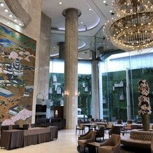 マリエカリヨン名古屋の画像｜入り口すぐのロビー(ディズニーモチーフ披露宴会場を選択した場合の控え室)