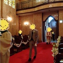 マリエカリヨン名古屋の画像｜教会で新郎の入場シーン
ソリスト、新郎、神父の順で入場