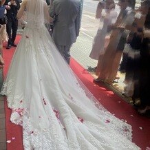 マリエカリヨン名古屋の画像｜雨でもできる屋根のある場所でのフラワーシャワー