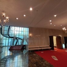 ホテルグランドヒル市ヶ谷の写真｜チャペル１階の階段・スペース