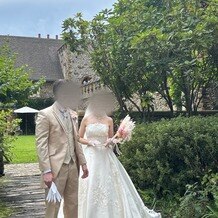 那須高原ミッシェルガーデンコート／那須高原セント・ミッシェル教会の写真｜挙式後会場外で撮影