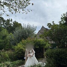 那須高原ミッシェルガーデンコート／那須高原セント・ミッシェル教会の写真｜挙式後会場外で撮影