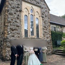那須高原ミッシェルガーデンコート／那須高原セント・ミッシェル教会の写真｜挙式後会場外で撮影