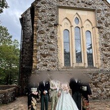 那須高原ミッシェルガーデンコート／那須高原セント・ミッシェル教会の写真｜挙式後会場外で撮影