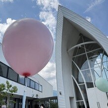 アンジェローブ ジェルネ／あいネットウエディングの写真｜式場のすぐ横がガーデンになっていて、お色直し登場と一緒にバルーンリリースをしました