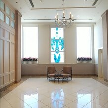 名古屋マリオットアソシアホテルの画像｜チャペル手前ステンドグラス