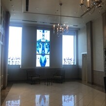 名古屋マリオットアソシアホテルの画像｜入場前の空間です。ステンドグラスが綺麗で、ここで写真を撮りたい！と思いました。