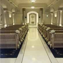 名古屋マリオットアソシアホテルの画像｜奥の十字架が、バージンロードに反射して綺麗です