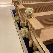 名古屋マリオットアソシアホテルの画像｜名古屋マリオットアソシアホテル内にあるチャペル
席、装花の様子