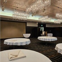 名古屋マリオットアソシアホテルの写真｜シャンデリアがきれいで、会場も広すぎずアットホームな雰囲気だった。