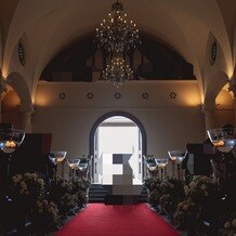 ローズガーデンクライスト教会の画像｜扉が開くと光が差し込む