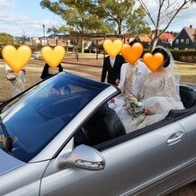ホテルオークラＪＲハウステンボスの写真｜外でオープンカーに乗って退場します