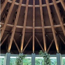 グランドプリンスホテル大阪ベイの写真｜檜の匂いがする、横長で落ち着いた雰囲気のチャペル。