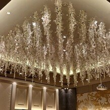 グランドプリンスホテル大阪ベイの写真｜決めた会場の天井(藤の花をイメージしているそうです)
