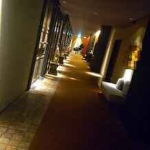 THE LUIGANS Spa &amp; Resort（ザ・ルイガンズ. スパ ＆ リゾート）の画像｜挙式会場までの廊下