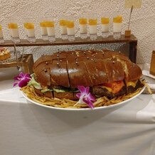 THE LUIGANS Spa &amp; Resort（ザ・ルイガンズ. スパ ＆ リゾート）の画像｜ウェディングケーキの代わりのハンバーガー