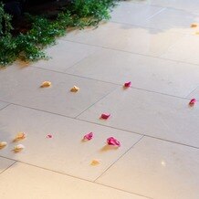 THE LUIGANS Spa &amp;amp; Resort（ザ・ルイガンズ. スパ ＆ リゾート）の写真｜フラワーボーイがきれいにお花をまいてくれました