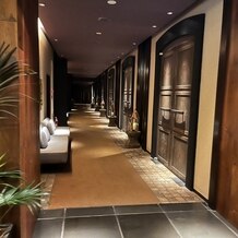THE LUIGANS Spa &amp; Resort（ザ・ルイガンズ. スパ ＆ リゾート）の画像｜挙式会場通路1