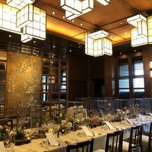 オリエンタルホテル 神戸・旧居留地の画像｜親族食事会などであればこのように長机かつコロナ対策をして会場設営できます。とてもおしゃれでした