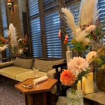 オリエンタルホテル 神戸・旧居留地の画像｜会場に合わせた素敵な装花
高砂はソファ