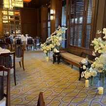 オリエンタルホテル 神戸・旧居留地の画像｜こちらのお花やテーブルコーディネートがとてもおしゃれで会場の空間と合わさってより素敵な空間でした。