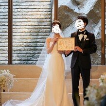 オリエンタルホテル 神戸・旧居留地の写真｜結婚証明書をゲストの皆さんに披露しているところ。