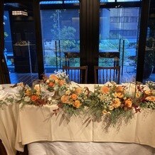 THE KAWABUN NAGOYAの画像｜新郎新婦の机の花です。