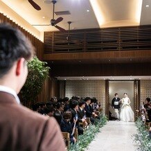 WITH THE STYLE FUKUOKA （ウィズザスタイルフクオカ）の画像｜父不在のため、新婦は母とバージンロードを歩いた