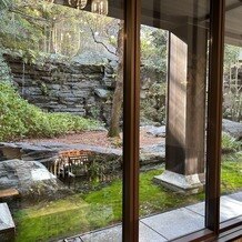 ザ ソウドウ ヒガシヤマ キョウト(THE SODOH HIGASHIYAMA KYOTO)の画像｜どちらの挙式会場も、窓の外は緑が見えます