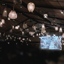 ザ ソウドウ ヒガシヤマ キョウト(THE SODOH HIGASHIYAMA KYOTO)の画像｜いろんな形の照明で会場内の装飾はお花などシンプルでも十分素敵空間でした。