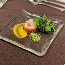 L'Ａｌｌｉａｎｃｅ（ラリアンス）の写真｜前菜(オホーツク産スモークサーモンと季節野菜のサラダ)