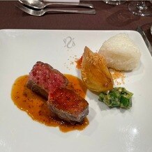 L'Ａｌｌｉａｎｃｅ（ラリアンス）の写真｜お肉料理(讃岐産オリーブ牛サーロインのロティ)
水合わせの儀で炊いたご飯をおにぎりにして提供