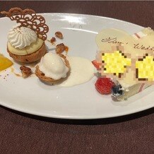L'Ａｌｌｉａｎｃｅ（ラリアンス）の写真｜デザート(両家父母用メッセージプレートケーキ)