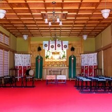 五十嵐邸ガーデン（ＴＨＥ　ＧＡＲＤＥＮ　ＨＯＵＳＥ　ＩＫＡＲＡＳＨＩ）の写真｜神前式の中です。