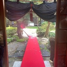 五十嵐邸ガーデン（ＴＨＥ　ＧＡＲＤＥＮ　ＨＯＵＳＥ　ＩＫＡＲＡＳＨＩ）の写真｜玄関から外にかけてレッドカーペットが敷かれていてとてもキレイでした。