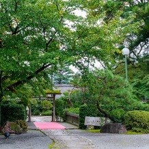 五十嵐邸ガーデン（ＴＨＥ　ＧＡＲＤＥＮ　ＨＯＵＳＥ　ＩＫＡＲＡＳＨＩ）の写真｜入口です。
石畳ですが、車椅子や足の不自由な方のために出入口が二箇所あります。