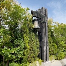 ルシェルブラン表参道の画像｜チャペルから見えるガーデンの鐘