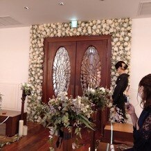 ザ・ジョージアンテラス（ＴＨＥ　ＧＥＯＲＧＩＡＮ　ＴＥＲＲＡＣＥ）の画像｜挙式会場入場口です
白と緑のお花のアーチ型でかわいいです