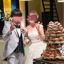 ザ・マーキーズ　ホテル＆ウエディングの写真｜ケーキ入刀ではなくてハンバーガー入刀
