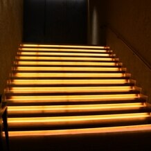 エルム ガーデンの画像｜挙式会場に行く前の階段。右側に手すりあり。ライトアップされてて素敵だった。