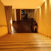 エルム ガーデンの画像｜挙式会場へと続く階段をのぼった1番上から撮影したものです。