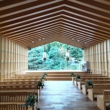 エルム ガーデンの画像｜挙式会場です
ガラスの向こう側は和庭園がひろがっています。