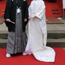 江島神社の写真｜挙式をした中津宮の前で記念撮影