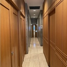 世田谷美術館レストラン ル・ジャルダンの画像｜会場とお手洗い間の通路