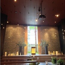 The　South　Harbor　Resort（ザ　サウス　ハーバー　リゾート）の写真｜後ろの扉が開いて自然光が入ってくる